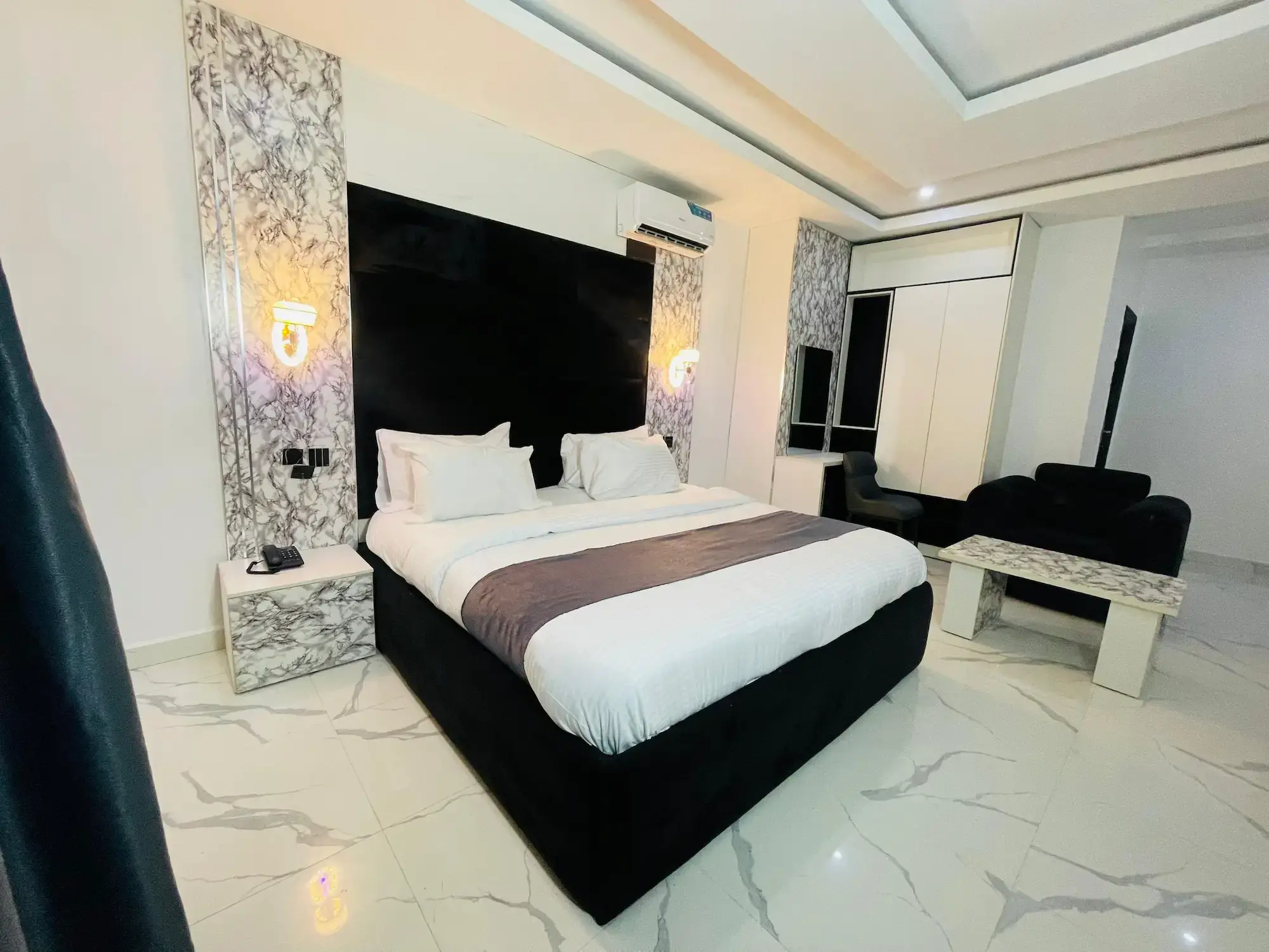Ambassadorial Room with sitting area at Linksview Hotel & Suites