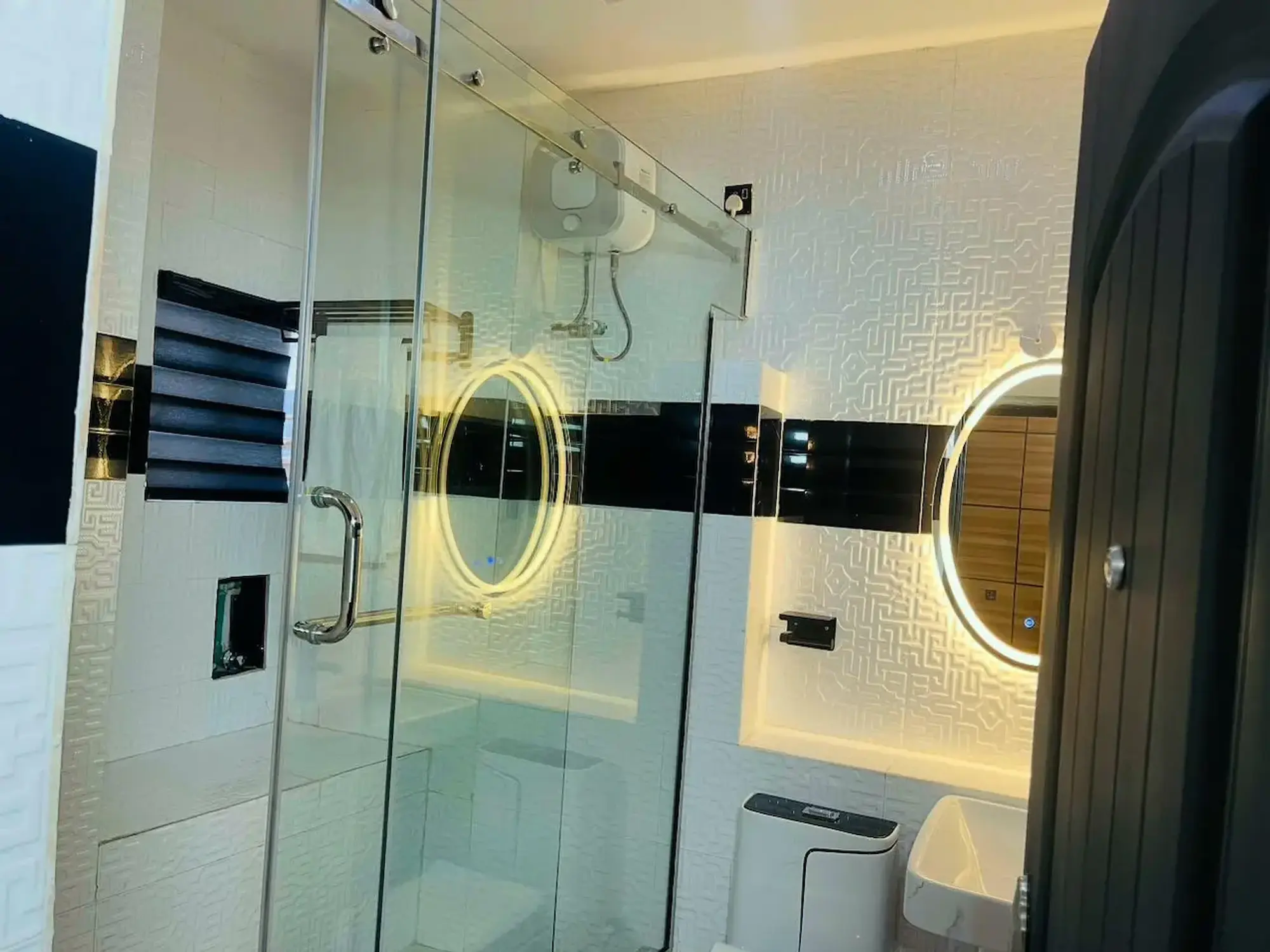 Diplomatic Room bathroom with glass shower at Linksview Hotel & Suites