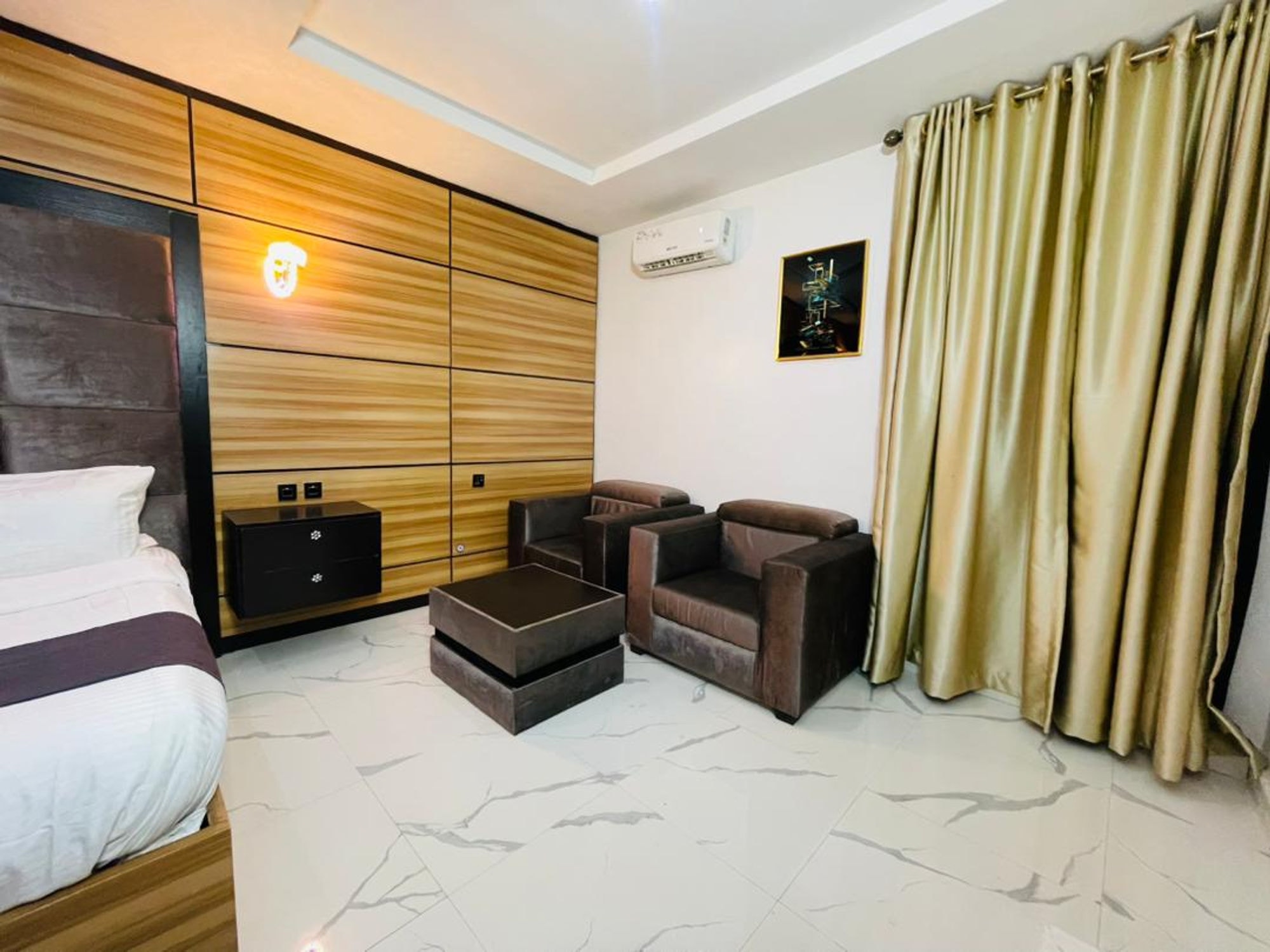 Royal Room with queen bed and modern furnishings at Linksview Hotel & Suites